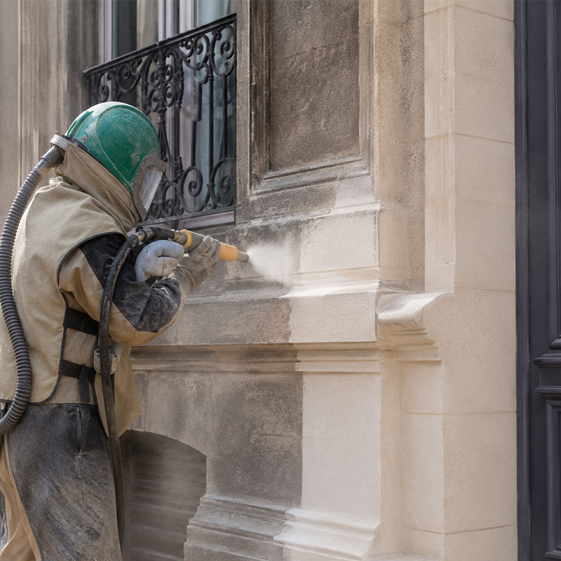 Décapage doux d’une façade architecturale
