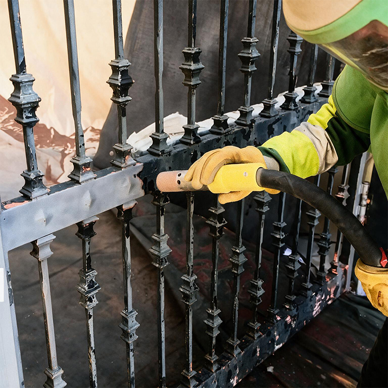 Aérogommage d’une grille métallique pour retirer la peinture dégradée et préparer la surface avant nouvelle finition